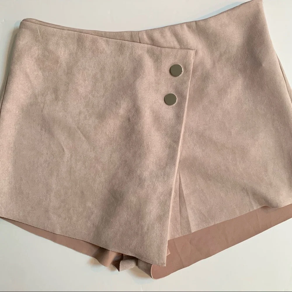 Charlotte Russe stretchy faux suede beige blush skort Size Large